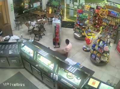 [NSFW IMAGENS FORTES] No fim noite d ontem, num Posto de Combustiveis numa das principais avenidas de Curitiba, um Policial Federal q já havia estado em confusão numa balada momentos antes, discute com segurança e então abre fogo contra pessoas que ali es