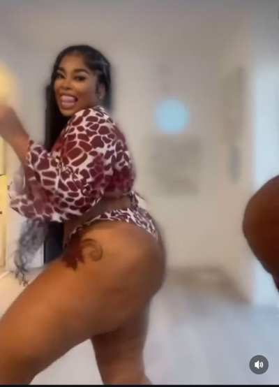 Just too thick 🍑
