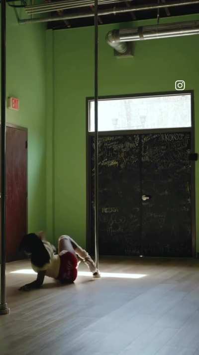 Dess Dior pole dancing