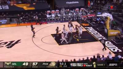 [Highlight] Giannis with an incredible block on Bridges