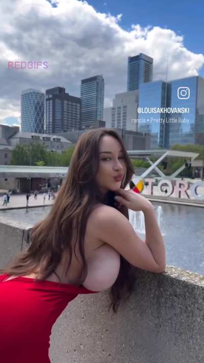 Insane sideboob