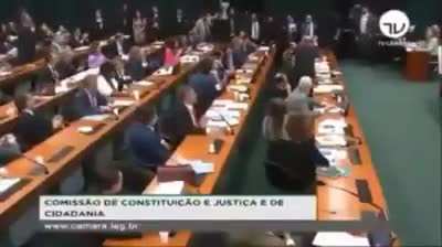 é u mito