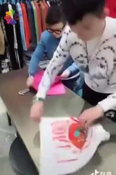 Folding t-shirts