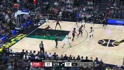 [Highlight] You know it's time for the season to start when Lauri Markkanen starts yamming on other bigs