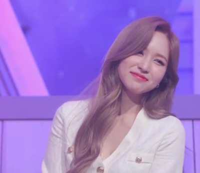 201019 - Look how happy Mina is