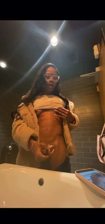 Ts Diamond showing off that fit body and long 🍆🤤😍