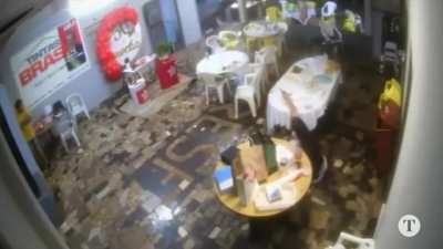 Momento em que bolsonarista armado invade festa de petista em Foz do Iguaçu, que revida com disparos.