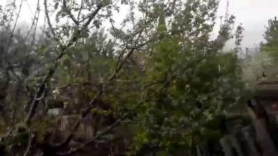 Відео від 8 травня 2021р. Донец<wbr>ьк. Якась ватниця випад<wbr>ково зафіл<wbr>ьмува<wbr>ла вогонь росій<wbr>ських НЗФ із СПГ поруч із собою. Відео супро<wbr>воджу<wbr>ється лайкою на ЗСУ.