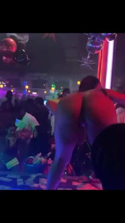 🍑💵👙