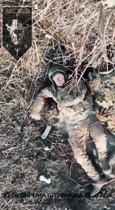 Ukrainian drone hits 2 Russians with multiple drone dropped munitions 