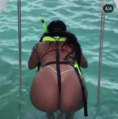 The bend over tho😍