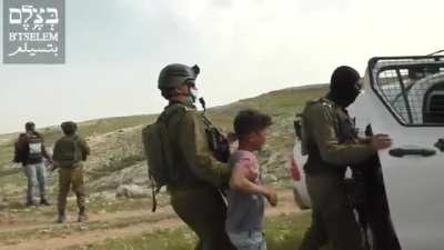 Israelis soldiers arresting Palestinian kids