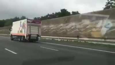 On the highway, a pigeon reaches 100 km/h using the most difficult laws of physics, aerodynamics/ fluid mechanics, turbulence in vehicles.