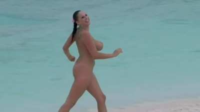 Curvy MILF looks good all over