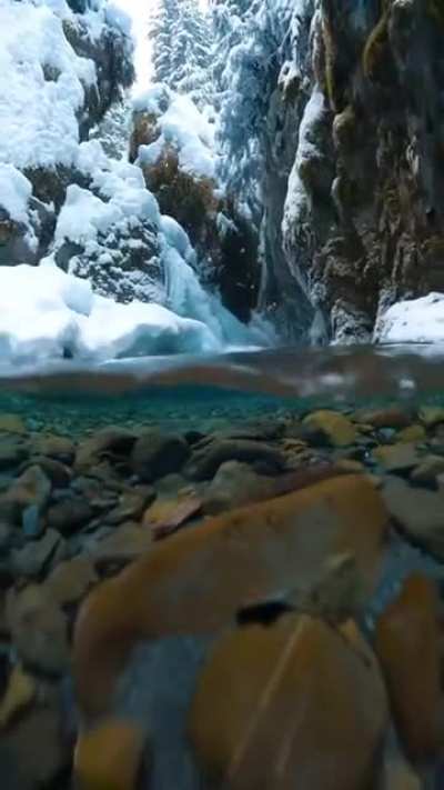 Снежные хлопья падают в кристально чистую воду