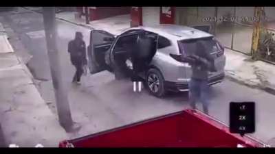A 5 man CJNG hit squad commits a home invasion and picks up a man in Puebla