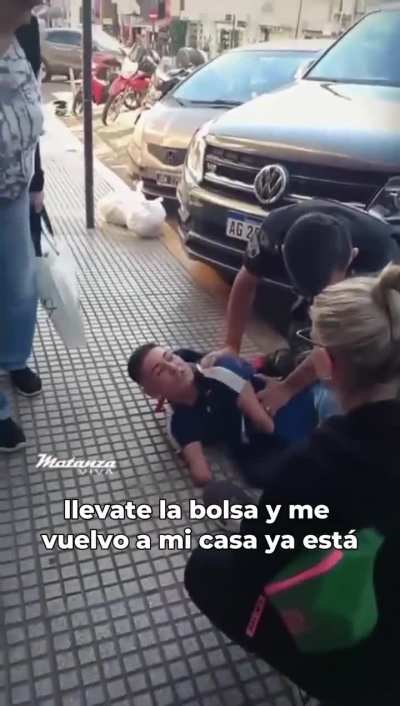Policía inmoviliza persona con discapacidad por vender medias en San Isidro