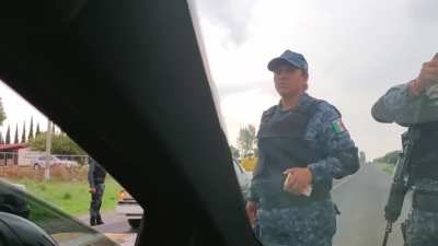 Cómo ven a estos gringos pidiendo que hablen inglés porque sino es ilegal jajaja. Suerte que el policía era buena onda