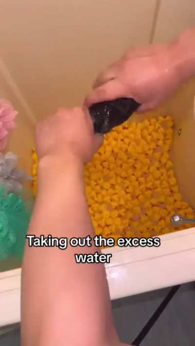 Ele todo fofinho tomando bainho AAAA