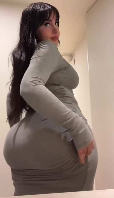 We all familiar with the titty drop. Let's normalize the booty drop ðð<wbr>