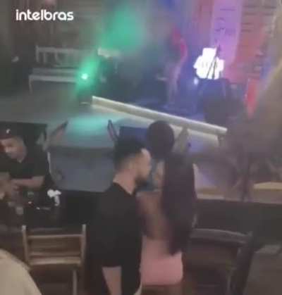 O cara sendo corneado ao vivo e nem percebeu kkkkkkkkkkkkk