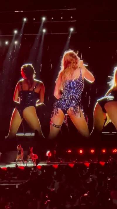 Taylor performing “Vigilante Shit” in the rain.