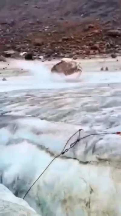 Rockfall on the Elbrus [IG unseen.himalays]