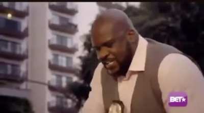 Shaquille O’Neal brutally forces himself onto midget black guy