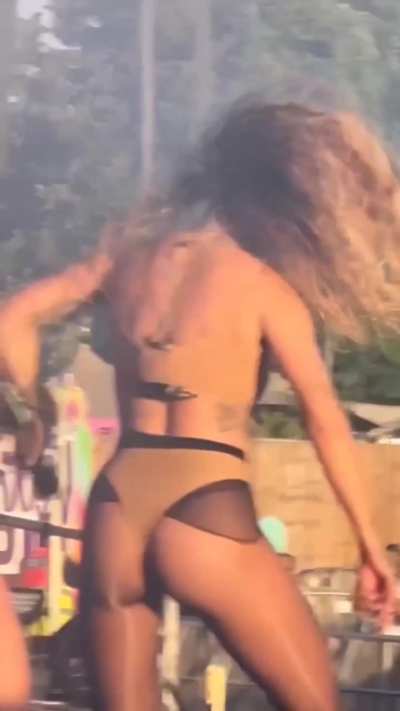 Rita Ora Shaking It