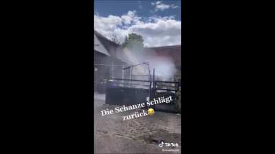 Wär häts gedacht das er denn Hochdruckreiniger gegen Haider benutzt...?