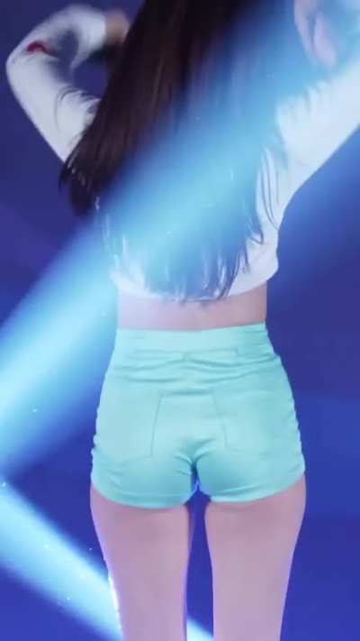 ex-MOMOLAND: Yeonwoo 🥵