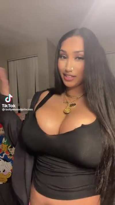 (boll<wbr>ywood<wbr>princ<wbr>ess) Thicc indian girl