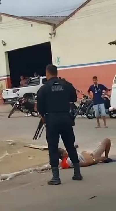 A man chases a police officer from the K-9 Battalion with a machete in Brazil and police stop him without firing lethal shots.