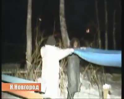 Кот на дерево залез но обратно слезть не смог