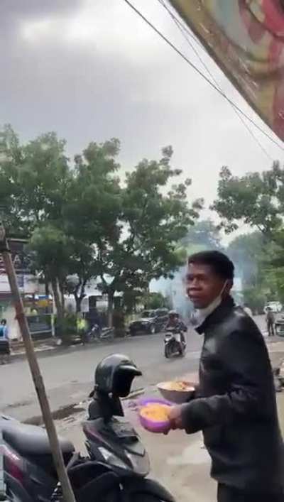 Mas2 berjaket be like: Really?? Right in front of my bubur ayam?