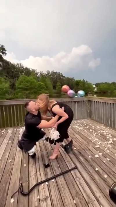 A Ukrainian paratrooper proposes to his girlfriend. She stood by his side during his most challenging time. 💖🇺🇦🫡