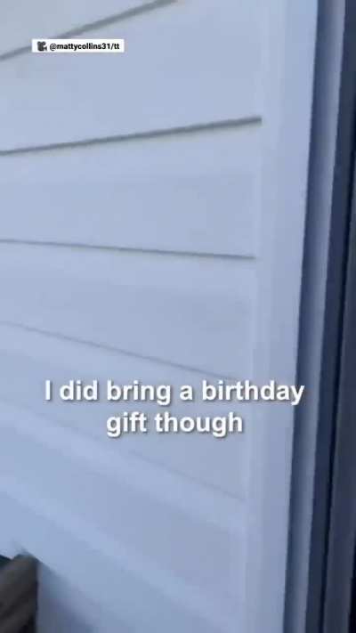 Three Siblings Travel 3.000 Miles to Surprise Father For His 60th Birthday