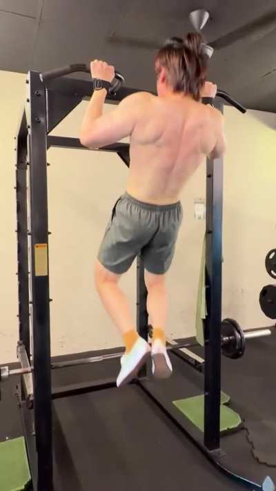 Form check on pull ups, from the looks of it, it seems like my lats isn’t firing.