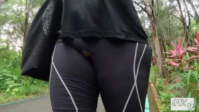 chubby girl and her visible cameltoe 😏