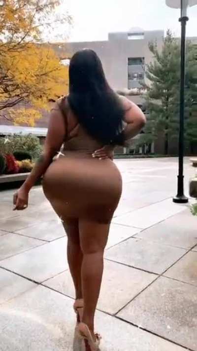 DAAAAAAAAMN!! BIG FAT BOOTY. DOES ANYONE KNOW HER??!! COMMENT PLEASE... THANKS.