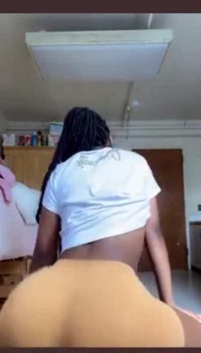 Ass shaking🍑