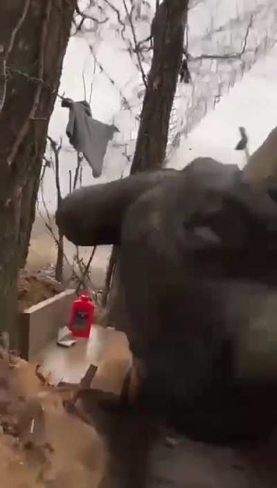 Russian soldier having trouble firing his gun in Kherson region