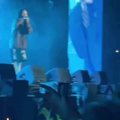 Earl Telling fans to stop moshing 💀