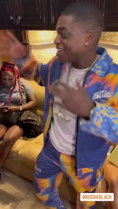 Bandman Kevo dropped $100,000 on a chain for yak but his son was struggling for a $1 smh. you can tell yak don’t fw kid in this video, he a fan. #WorstFather