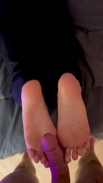 Reverse footjob foreplay. Toe grips and cock slaps (no cum, nsfw oc)🦶🏻<wbr>🍆🦶🏻