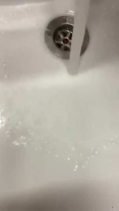 Symbolvideo für die Hygienesituation auf den Schultoiletten. So sah heute morgen das Wasser aus, das in unserer Schule aus dem Hahn kam.