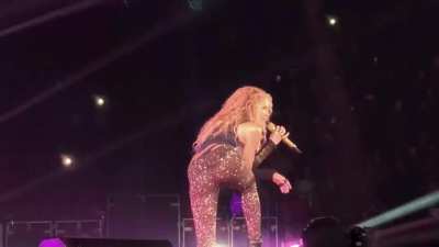 Shakira shaking