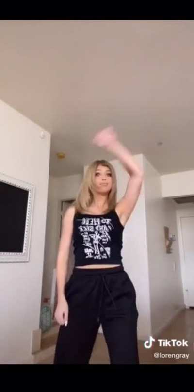 Loren Gray tongu<wbr>e👅+as<wbr>s🍑 (look at the comments)