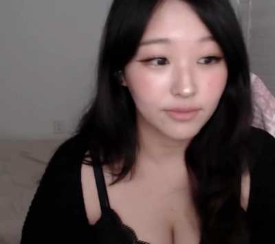 Hyoon on stream 🥰