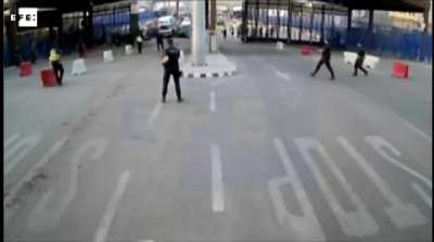 He injures a policeman while shouting 